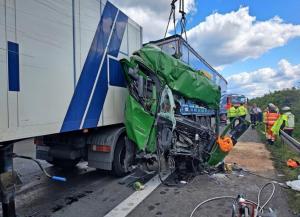 Imagini cumplite pe o autostradă din Germania, cabină de tir aplatizată la impactul cu alt camion
