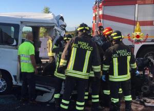 Șapte vieți spulberate într-un accident înfiorător. Microbuzul lor a intrat cu viteză sub un TIR, pe o autostradă din Italia