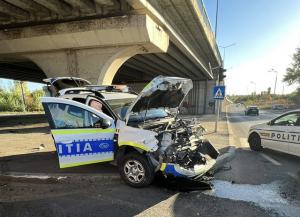 Duster al Poliţiei, făcut zob într-un accident cu un BMW, în zona Pasajului Grigorescu din Capitală. O şoferiţă a ajuns la spital