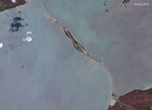 Primele imagini din satelit cu distrugerile suferite de podul lui Putin din Crimeea. Ruşii susţin că deja au redeschis traficul cu restricţii
