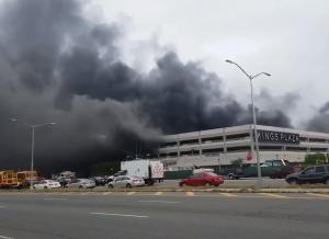 Incendiu de proporții în parcarea supraetajată a unul mall. Zeci de pompieri, mobilizați. Fumul se vede de la kilometri (Video)