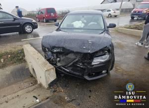 Un şofer s-a înfipt în maşina unui tânăr în Răzvad, Dâmbovița. Din cei cinci răniţi, doi sunt copii