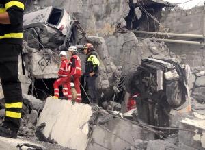 Imagini dramatice printre dărâmăturile podului Morandi! Echipele de salvare caută încă persoane dispărute. Doliu național, sâmbătă, în Italia (Foto)