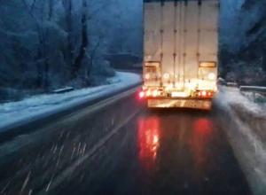 Ninge fără oprire de ore bune în România ! Şoselele au fost acoperite de un strat gros de zăpadă - FOTO/VIDEO