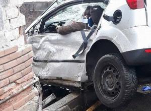 Accident în Mureş! O şoferiţă a intrat în plin cu maşina într-o casă din cauza vitezei - FOTO