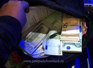 Descoperire incredibilă la graniţă! Un turc a ascuns sute de mii de euro în chiloţi, ciorapi şi bagajul de mână - GALERIE FOTO