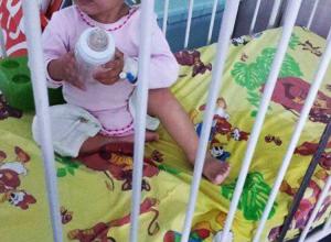 IMAGINI DE GROAZĂ în spitalul de copii din Sibiu: 'Le dau să mănânce cât să nu moară, iar ei strigă «papa», «sticla»'