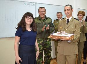 Surpriză de ziua fiicei militarului mort în Afganistan! Anca a fost vizitată la şcoală de colegii tatălui său - GALERIE FOTO