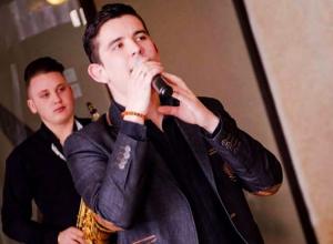 Un cunoscut cântăreț de muzică populară din Arad și-a pus capăt zilelor în prima zi a anului! Sergiu avea numai 22 de ani (Foto)