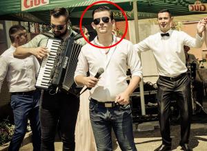 Un cunoscut cântăreț de muzică populară din Arad și-a pus capăt zilelor în prima zi a anului! Sergiu avea numai 22 de ani (Foto)