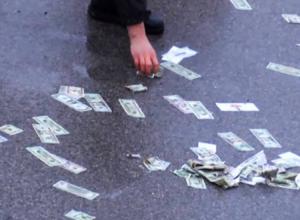 Bani împrăştiaţi pe autostradă după ce o maşină care transporta bani de la o sală de jocuri a făcut accident (Video)