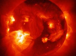 O uriaşă explozie solară va afecta Pământul în 24 de ore. Sateliţii, internetul şi alimentarea cu electricitate ar putea fi grav afectate (Video)