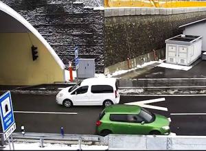 Cel mai prost şofer din lume! A întors într-un tunel cu sens unic şi a condus pe contrasens pe autostradă (VIdeo)