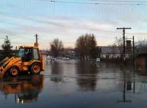 Inundaţii puternice într-o localitate din Teleorman. Străzile şi casele au fost înghiţite de ape (Foto)