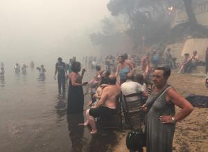 Imagini dramatice cu incendiile devastatoare din Grecia! 50 de oameni au ars de vii, zece turişti sunt daţi dispăruţi (Video)