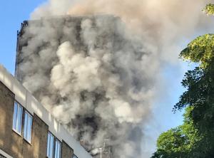 IMAGINI CUTREMURĂTOARE la Londra, ca la 11 septembrie! Blocaţi de flăcări, oamenii strigă ajutor de la ferestre sau se aruncă pe geam (VIDEO)