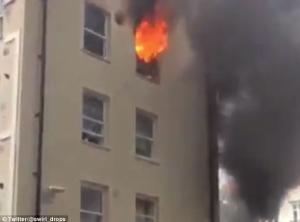 INCENDIU URIAȘ la o clădire de locuințe din Londra! 50 de pompieri au fost mobilizați