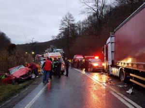Accident groaznic la Sibiu. O femeie a murit, după ce s-a izbit cu maşina de un TIR. Traficul este blocat pe DN 1