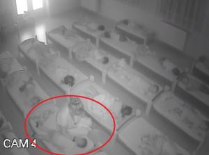 Video şocant la o creşă din Baia Mare. Un băieţel de 3 ani este bătut de supraveghetoare pentru că nu vrea să doarmă