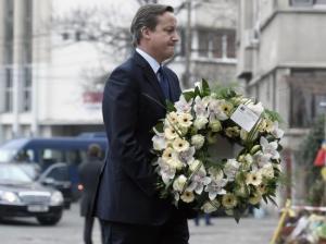 Premierul britanic a depus o coroană de flori în fața clubului Colectiv