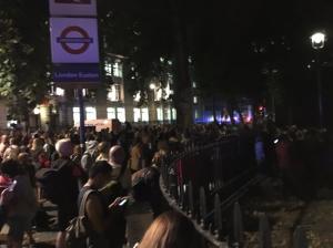 Panică la una dintre cele mai aglomerate staţii de metrou din Londra! Sute de oameni au fost evacuaţi de urgenţă (VIDEO)
