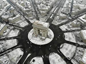 Parisul, acoperit de zăpadă. După inundații, ninsori puternice au afectat capitala Franței. Galerie Foto