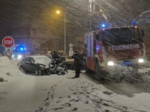 Trei tineri români au fost găsiţi pe bancheta din spate a unui BMW făcut praf în Austria, la o trecere de cale ferată