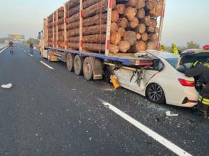 Strivit sub un TIR care transporta cherestea. Un șofer a murit într-un accident șocant, pe tronsonul "blestemat" al autostrăzii A4 din Italia