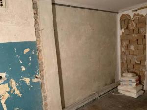 "Vând apartament inteligent. Toți pereții sunt dărâmați". O locuință fără podea, bucătărie sau toaletă se vinde la Kiev cu aproape 1.300 de euro metrul pătrat