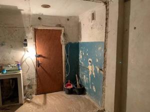 "Vând apartament inteligent. Toți pereții sunt dărâmați". O locuință fără podea, bucătărie sau toaletă se vinde la Kiev cu aproape 1.300 de euro metrul pătrat