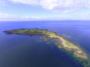 Insulă izolată din Scoţia, scoasă la vânzare pentru cei care vor să scape de agitaţia vieţii de zi cu zi. Cât costă "regatul în miniatură"