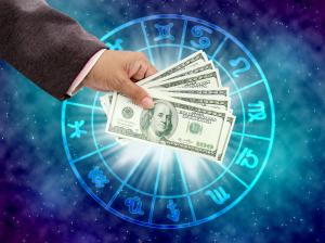 Horoscop 14 august 2023. Zodia care se trezeşte cu bani "picaţi din cer"