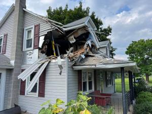 Accident bizar, în SUA. Un tânăr de 20 de ani a "zburat” cu mașina și s-a înfipt intenționat în etajul unei case: "Nu poți parca acolo"