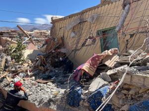 "Acum am mai rămas doi”. Şi-a pierdut soţia şi cele două fiice sub dărâmături în urma cutremurului din Maroc. Doar fiul i-a mai rămas să-l ajute să meargă mai departe