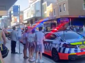 Atac sângeros în Sydney. Șase oameni au murit după ce au fost înjunghiați de un individ. Suspectul a fost ucis de poliţişti