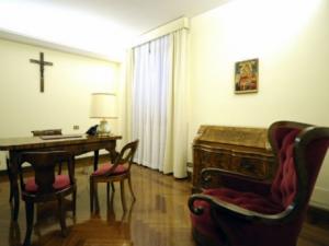 Cum arată apartamentul în care doarme Papa Francisc