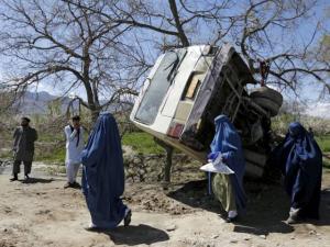 TRAGEDIE fără MARGINI în Afganistan! Cel puţin 36 de morţi şi 25 de răniţi, după ce un autobuz cu pasageri a intrat într-o autocisternă (IMAGINI CUMPLITE)