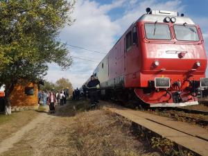 O maşină condusă de o femeie a fost lovită de un tren în Dâmboviţa! Traficul feroviar este blocat - GALERIE FOTO