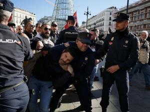 Românul Lagarder Danciu i-a obligat pe poliţiştii spanioli să îl aresteze, în centrul Madridului. Bărbatul a fost luat pe sus de agenţi (VIDEO)