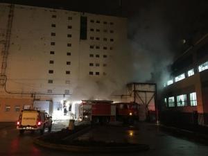 Incendiu la subsolul unui cladiri din Cluj. 70 de persoane au fost evacuate dintr-o fabrică de boxe auto