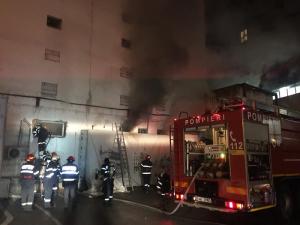 Incendiu la subsolul unui cladiri din Cluj. 70 de persoane au fost evacuate dintr-o fabrică de boxe auto