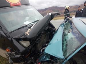 Tragedie cumplită în Caraş-Severin! TREI persoane AU MURIT, după ce un şofer a vrut să depăşească o coloană de maşini, pe DN6 | IMAGINI TERIBILE
