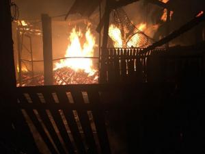 Incendiu devastator la Brebu. O casă s-a făcut scrum, pompierii s-au luptat mai bine de 5 ore cu flăcările (video)