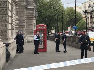 Posibil ATAC TERORIST dejucat la Londra! Poliţiştii britanici l-au arestat pe bărbatul prins cu un rucsac PLIN CU CUŢITE asupra sa | GALERIE FOTO