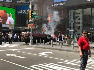 O MAŞINĂ A LOVIT în plin un grup de pietoni de pe trotuar, în inima New York-ului! Un mort şi 22 de răniți