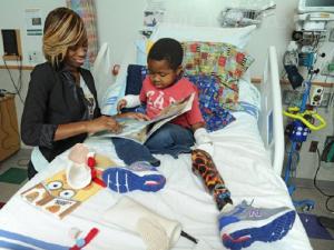Povestea IMPRESIONANTĂ a lui Zion, băiețelul rămas fără mâini și picioare la vârsta de 2 ani. E incredibil ce poate face acum, la doi ani de la o operație unică în lume (VIDEO)
