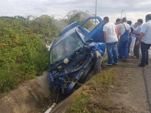 Un şofer care a provocat un accident GRAV între Dej şi Baia Mare a scăpat cu maşina neatinsă şi a fugit! Doi răniţi încarceraţi într-un Logan