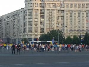 Proteste anti-guvernamentale în București și alte orașe ale țării. În Piața Victoriei au fost 1600 de manifestanți