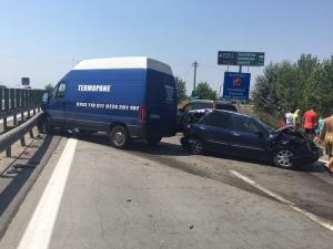 Accident în lanţ pe autostrada A2. Au fost implicate patru maşini. Traficul este oprit în zona Glina (FOTO şi VIDEO)