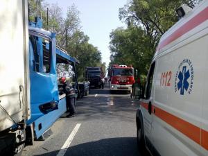 Accident în lanţ între Arad şi Oradea: Trei TIR-uri s-au ciocnit. Traficul în zonă este blocat. Coloanele de maşini se întind pe 4 kilometri
